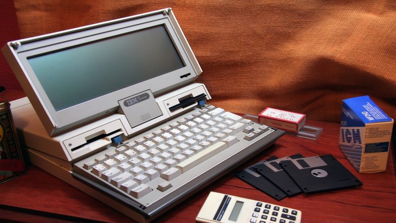 Od maszyn liczących do laptopów: historia powstania komputera osobistego